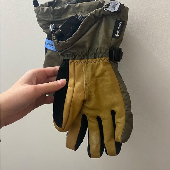 Burton Gore-Tex waterproof gloves. - Picture 4 of 4